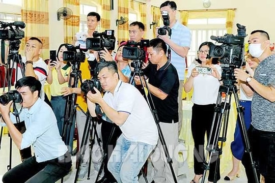 Hai Duong press stands side by side with businesses