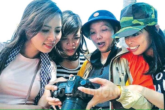 Nữ nhà báo tác nghiệp ở Trường Sa 