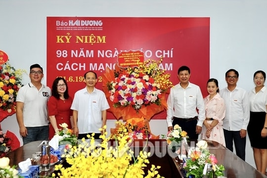 Đồng chí Phạm Thế Duyệt chúc mừng Báo Hải Dương nhân dịp 21.6