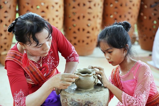 [Infographic] Cham pottery art named on UNESCO intangible cultural heritage list