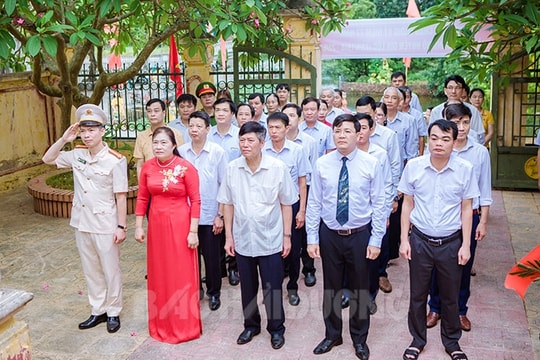 Gia Lộc dâng hoa kỷ niệm 77 năm ngày thành lập Đảng bộ huyện