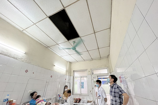 Rơi tấm trần thạch cao ở phòng bệnh nhân Bệnh viện Đa khoa Hải Dương