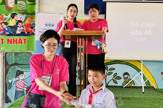 Tình nguyện viên Hàn Quốc hướng dẫn học sinh An Sơn chăm sóc răng miệng 