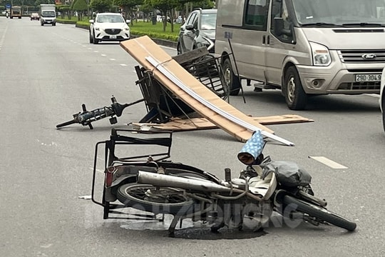 Xe xích lô chở hàng cồng kềnh