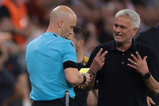 Mourinho bất mãn rút khỏi Hội đồng bóng đá UEFA sau án phạt nặng 