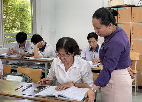 Thí sinh 64 tuổi trắng đêm ôn thi tốt nghiệp THPT