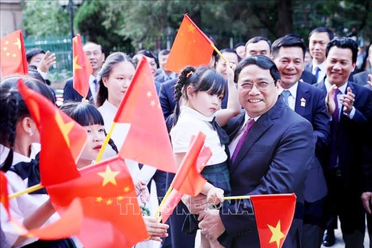 Thủ tướng Phạm Minh Chính gặp gỡ cộng đồng người Việt Nam tại Trung Quốc