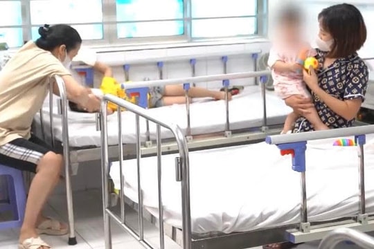 Nhiều trẻ biến chứng viêm não, thần kinh vì mắc tay chân miệng chủng virus EV71