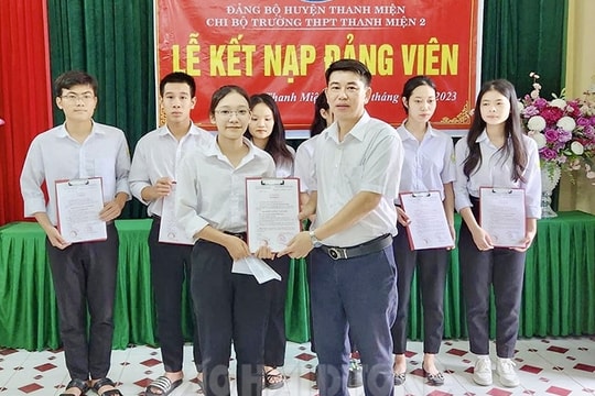 13 học sinh trường THPT Thanh Miện 2 được kết nạp vào Đảng 