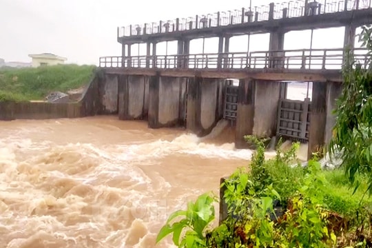 [Video] Hai Duong hit hard by torrential rain