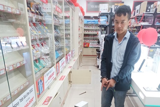 Bắt quả tang đối tượng đột nhập FPT Shop, lấy trộm hơn 40 điện thoại di động
