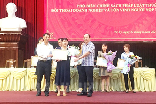 Chi cục Thuế khu vực Tứ Lộc đối thoại với trên 300 doanh nghiệp, người nộp thuế