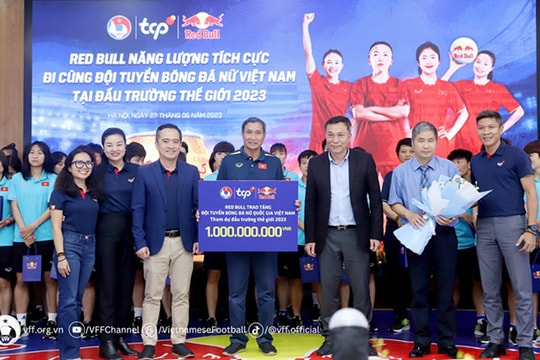 Đội tuyển nữ Việt Nam nhận 1 tỷ đồng tiền thưởng huy chương vàng SEA Games sau khi trở về từ châu Âu