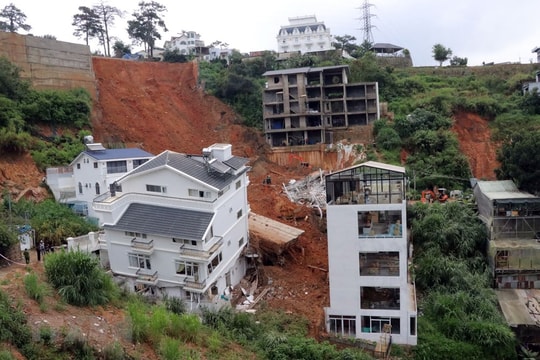 Sạt lở kinh hoàng trong đêm tại Đà Lạt, nhiều người bị vùi lấp