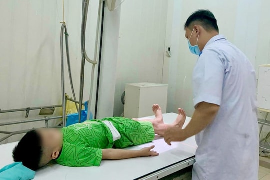 Xác minh vụ học sinh lớp 1 bị người dạy trẻ dùng gậy gỗ đánh ở lớp học thêm