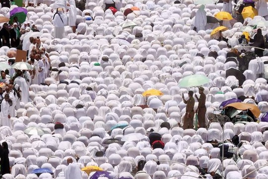 Hàng triệu người bất chấp cái nóng 48 độ C hành hương đến Thánh địa Mecca