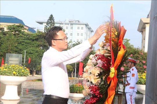 Dâng hoa tưởng niệm 108 năm Ngày sinh Tổng Bí thư Nguyễn Văn Linh