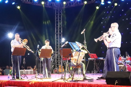 [Video] Pacific Brass khuấy động Quảng trường Trung tâm Văn hóa xứ Đông