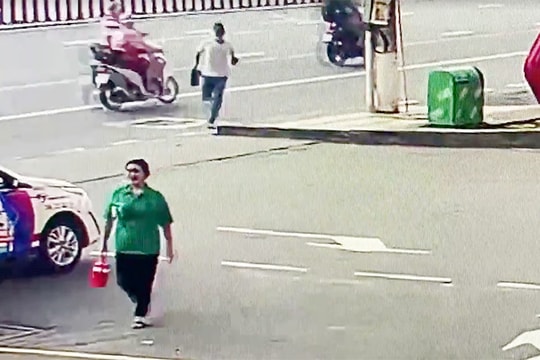 Tạt xăng đốt người tình giữa đường