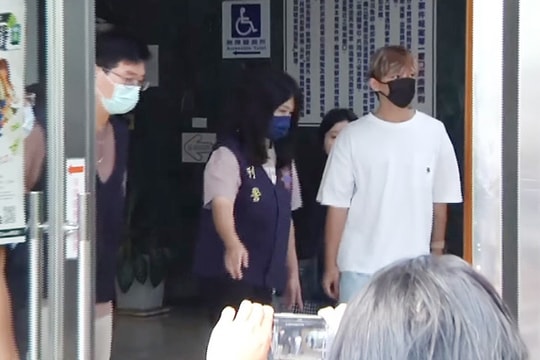 Nam ca sĩ nổi tiếng bị cảnh sát khám nhà, nghi giữ clip nóng của trẻ em