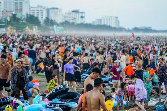 Biển Sầm Sơn đông nghịt người ngày nắng nóng 