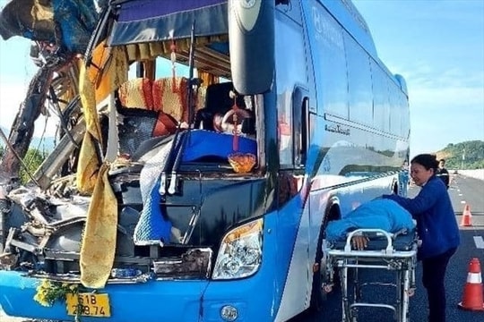Tai nạn giao thông trên cao tốc Nha Trang - Cam Lâm, 2 người tử vong, 6 người bị thương