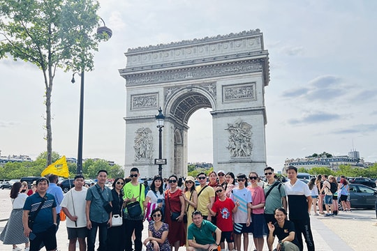 Khách Việt đi tour du lịch Pháp bị ảnh hưởng bởi bạo loạn?