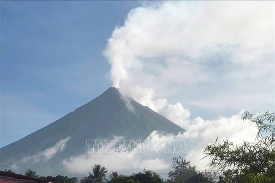 Núi lửa Mayon phun trào tại Philippines, làm gia tăng hoạt động địa chấn 