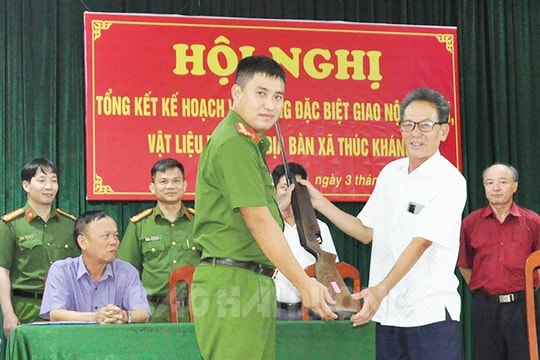 Xã Thúc Kháng thu hồi 6 khẩu súng săn 