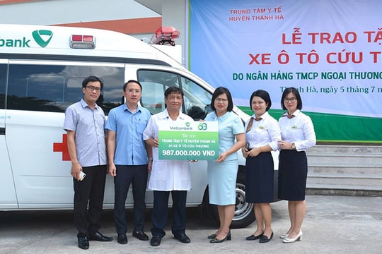 Vietcombank Hải Dương tặng 1 xe cứu thương cho Trung tâm Y tế huyện Thanh Hà