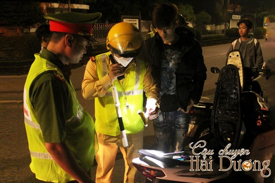 Chặn vi phạm trên đường phố