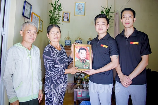 Trao ảnh phục dựng cho gia đình liệt sĩ ở xã Đức Xương