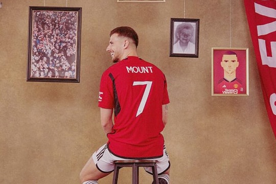 Mount mặc áo số 7 "huyền thoại" ở Man Utd