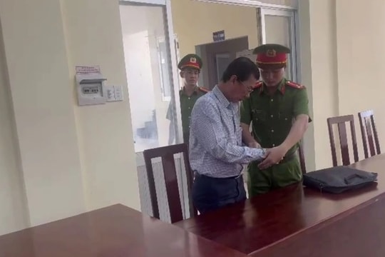 Bắt tạm giam bác sĩ làm giả giấy khám sức khỏe