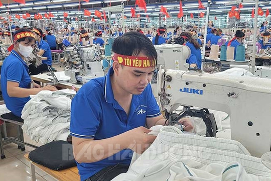 Thành tựu sau nửa nhiệm kỳ thực hiện Nghị quyết Đại hội Đảng: Bài 4 - Cơ cấu lao động chuyển dịch phù hợp