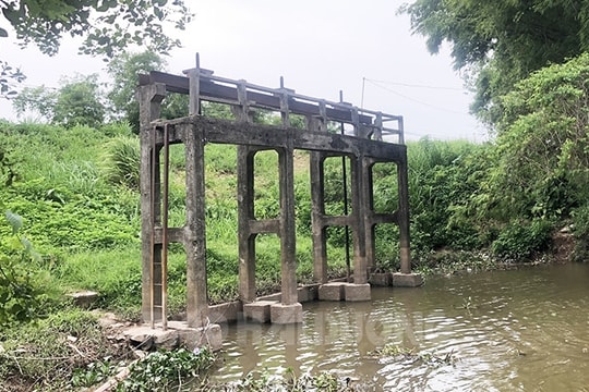 Đóng, mở cống Ngọc Trì khó khăn