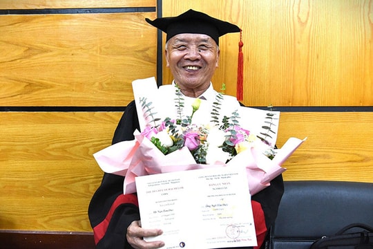 Cụ ông 78 tuổi tốt nghiệp bằng giỏi Đại học Luật Hà Nội