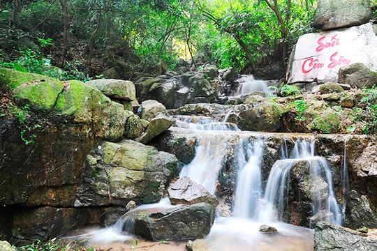 Cảnh đẹp suối Côn Sơn