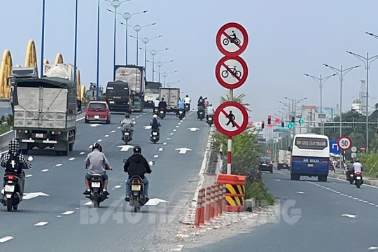 [Video] Người đi xe máy phớt lờ biển cấm ở cầu vượt Ngô Quyền