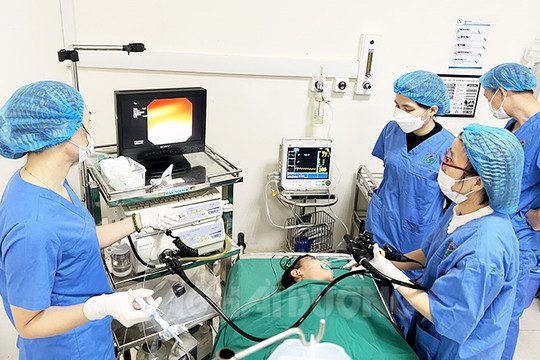 Thành tựu sau nửa nhiệm kỳ thực hiện Nghị quyết Đại hội Đảng: Bài 6 - Vượt chỉ tiêu tỷ lệ bác sĩ/vạn dân