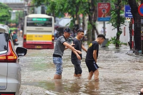 Áp thấp nhiệt đới đã đi vào biển Đông, khả năng mạnh lên thành bão
