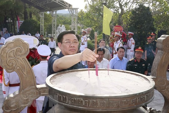 Chủ tịch Quốc hội tưởng niệm các anh hùng liệt sỹ tại Thừa Thiên-Huế