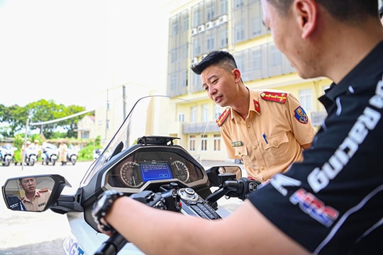 Bàn giao 30 siêu mô tô cho Công an 11 tỉnh, thành phố