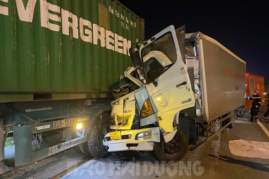Đâm vào ô tô đầu kéo đỗ ven quốc lộ 5 trong đêm, một lái xe tải tử vong