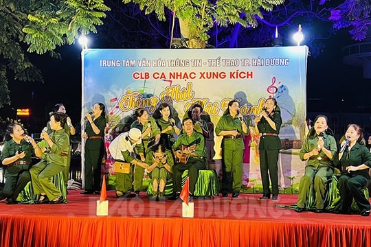 [Video] Thời tiết nóng bức, phố đi bộ vẫn thu hút đông đảo người dân