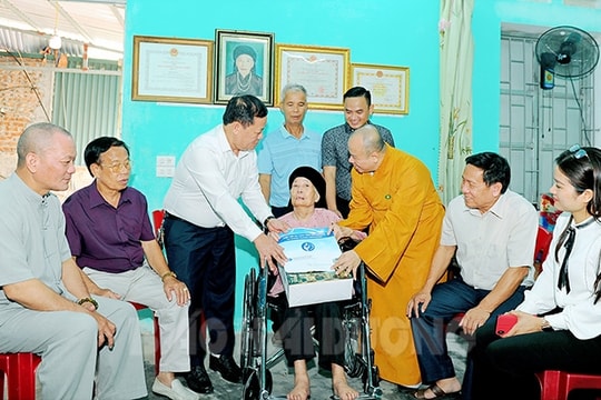 Hiệp hội Du lịch tỉnh Hải Dương thăm, tặng quà Bà mẹ Việt Nam Anh hùng 