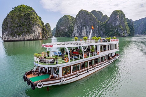 Dừng tham quan, tắm biển ở Cát Bà để tránh bão
