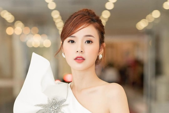 Đua theo ''trend flex'', Midu để lộ thành tích khủng