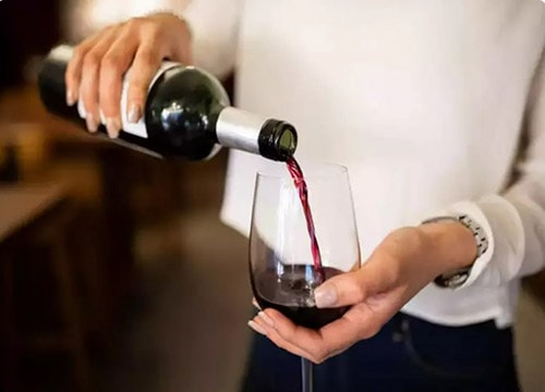Nên ăn gì trước khi uống rượu