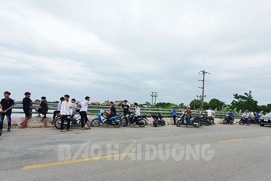 Một người nghi nhảy Cầu Xe tự tử lúc nửa đêm
